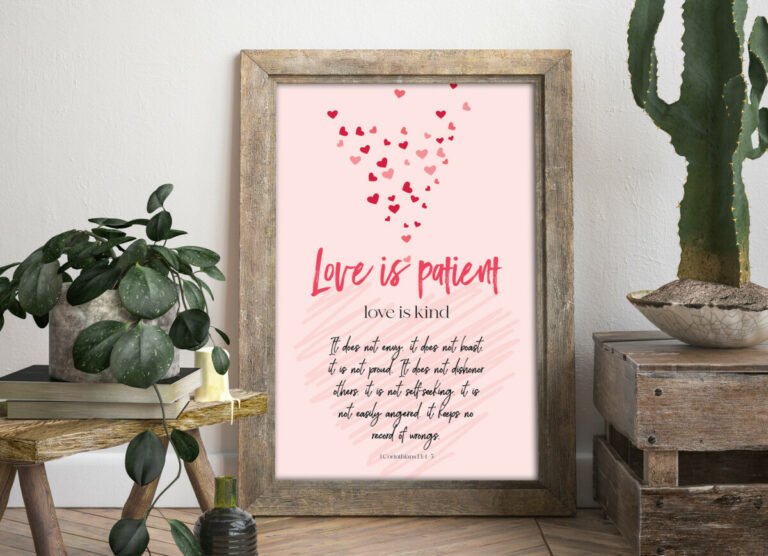 Mẫu thiết kế câu Kinh Thánh treo tường - I Cô-rinh-tô 13:4-5 (Tiếng Anh)